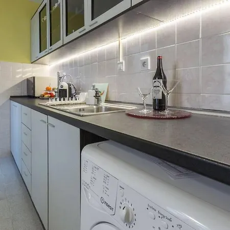 Kapriz - 2 Beds Aptmnt Near The דירה *